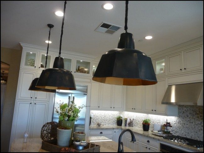 black lamps of the kitchen looks fabulous