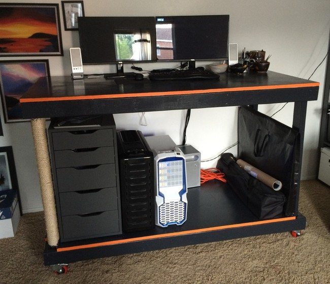 desk fo the pc with rolls