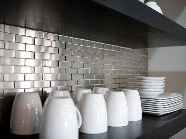 brick splashes of the grey color in the kitchen