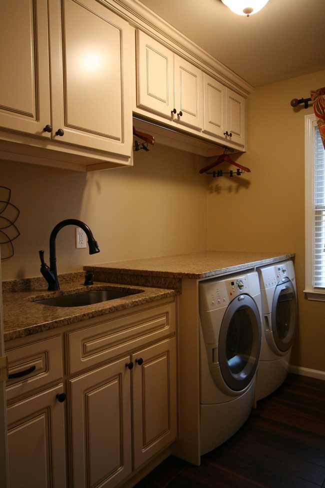 A simplistic washing area furnished with bright curtain