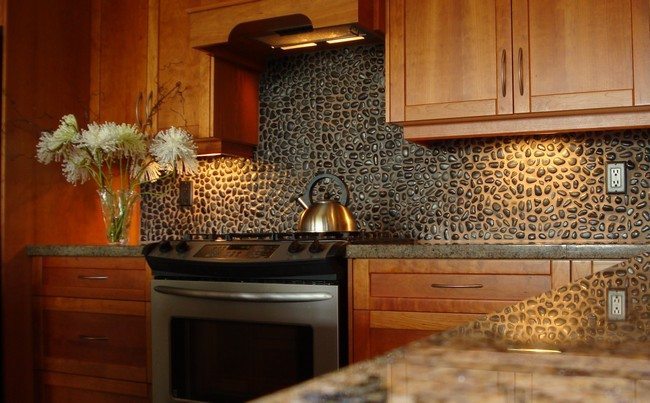 mosaic stone brisk splaches in the dar kitchen