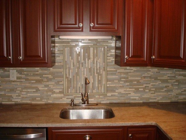 white and grey vertical brick splash rounf the oak kitchen cabinet