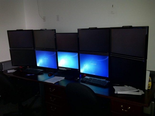 pplaying or operatint room with desk and monitors on it
