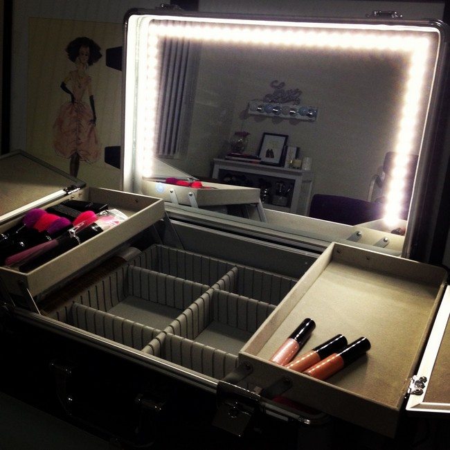 mirrored makeup storage for travvelling