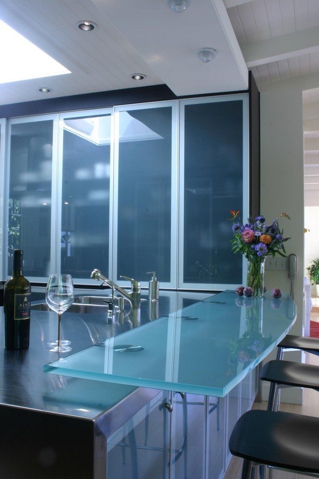  Frosted doors for the cabinets are used with a glass table to give the room an all-glass look