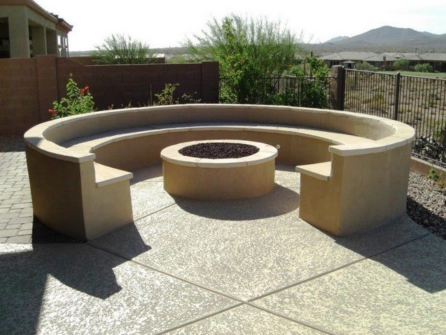 Seating wall surrounding fire pit