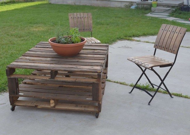 DIY-Outdoor-Furniture-table