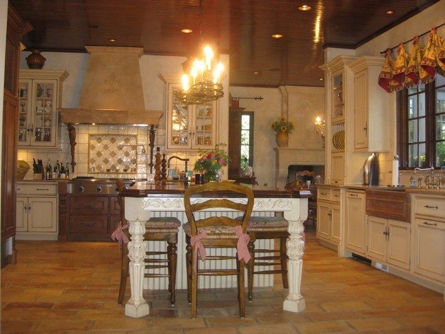 french-country-kitchen--with-luxury-chandelier