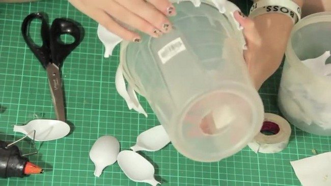 Adjusting spoonheads attached to the plastic jar