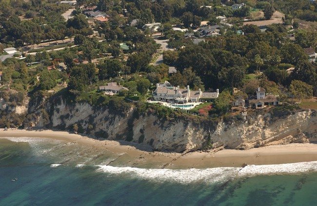 Series of houses built on cliff, adjacent to the beach