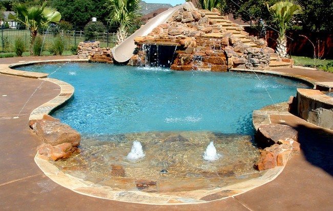Swimming pool with a wide variety of water features