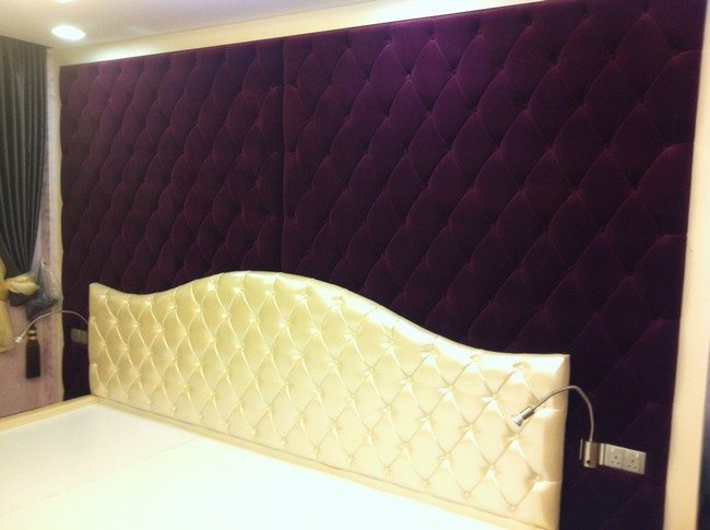 Double tufted wall panels of different colors