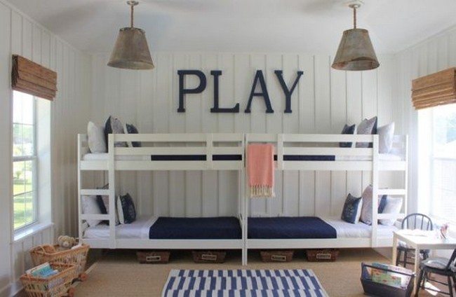Blue and white color scheme is a classic that always works for boys’ bedroom