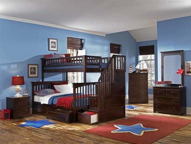 Red and blue is a popular color scheme in the kids’ bedroom