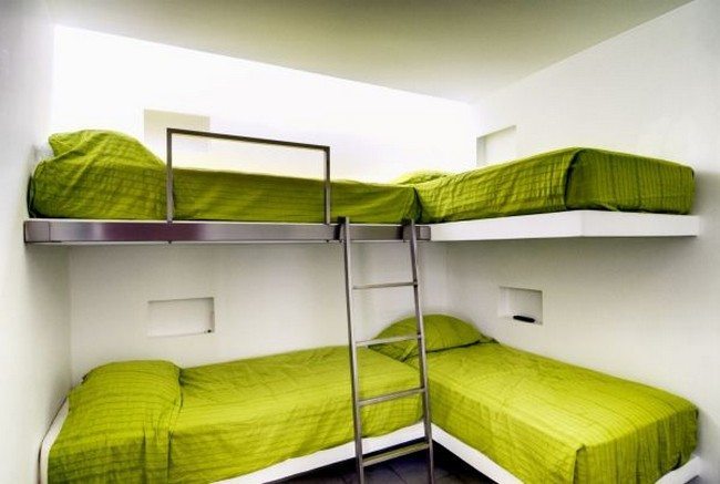 Simple and minimalist bunk room design