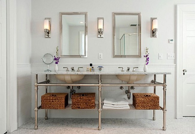 In a rectangular bathroom such as this one, arranging two or three lights in a row helps illuminate the room evenly.