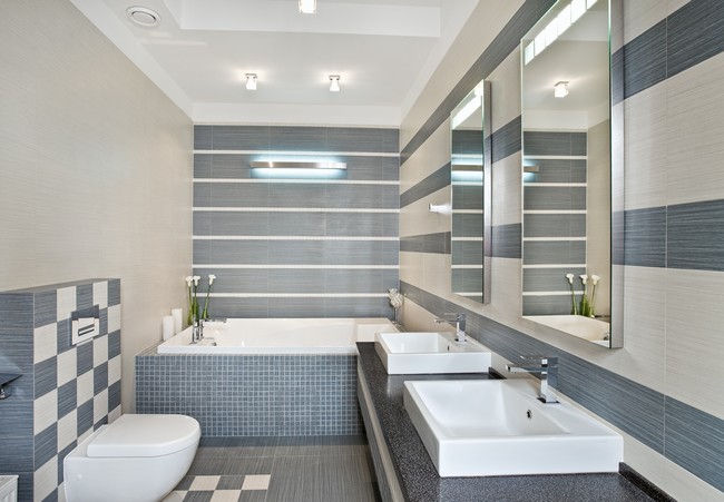 Focused illuminated lighting highlighting main features of the bathroom
