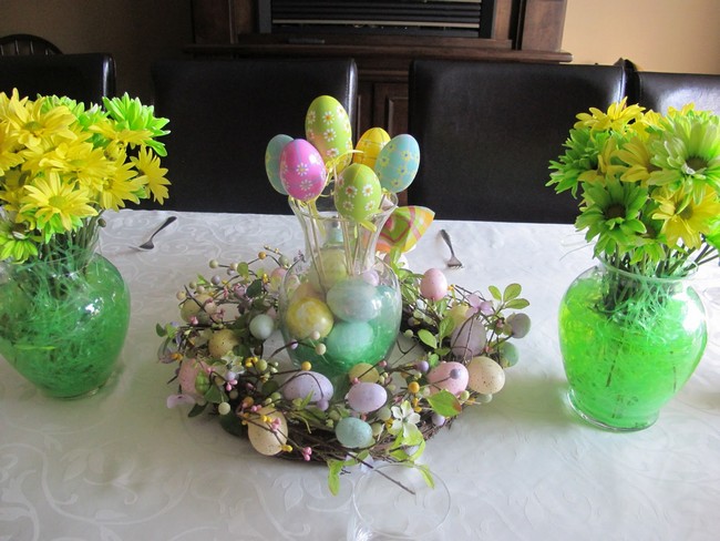 Glass vase with oval egg-like décor in bright colors and patterns