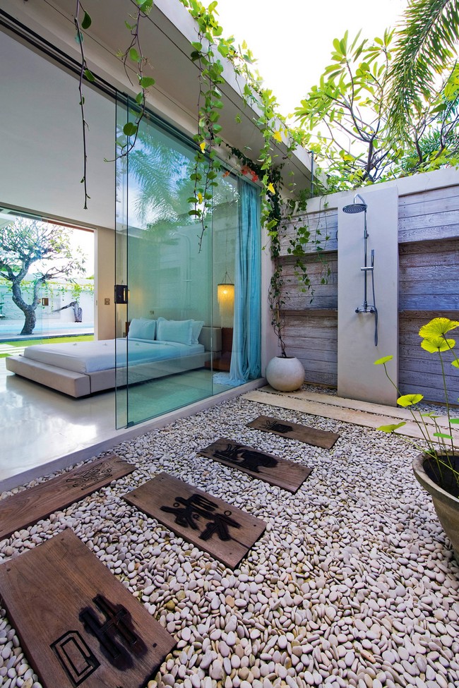 Elegant outdoor bathroom with glass roof that brings the nature inside