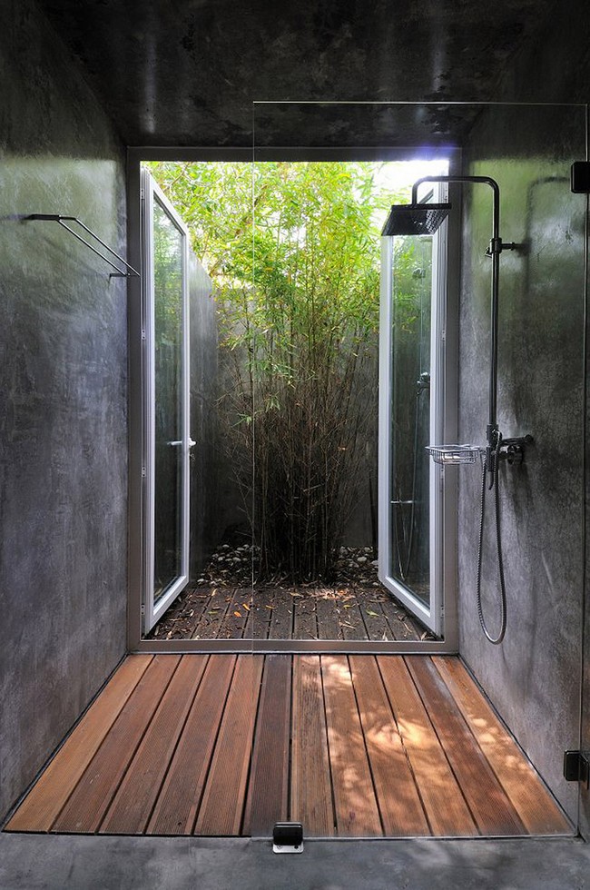 Small outdoor bathroom design that maximizes on the little space