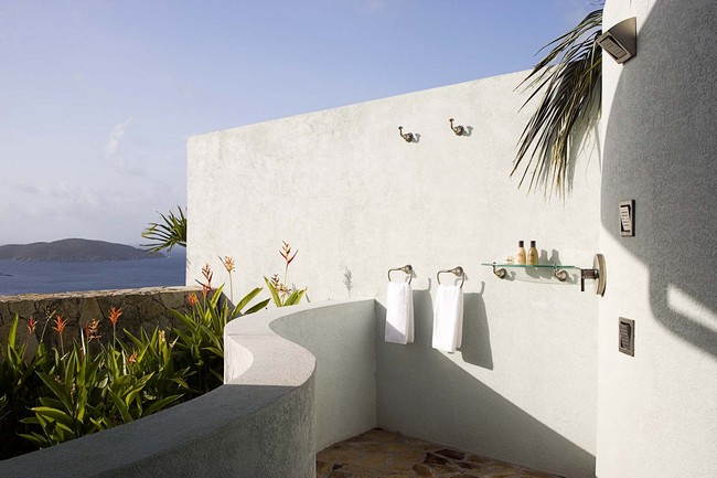 Cozy outdoor bathroom overlooking the ocean