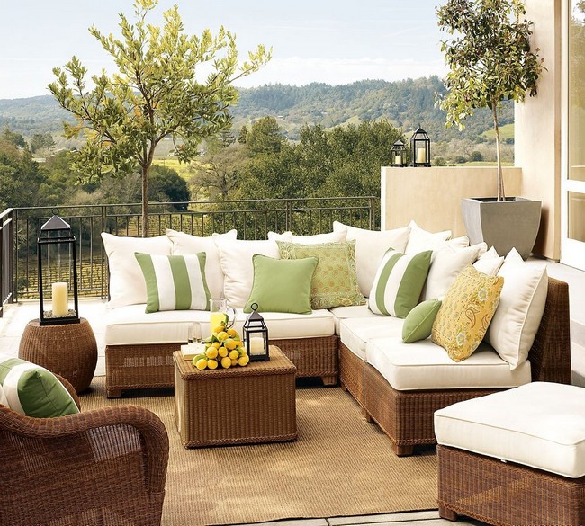 Furniture setting that adds structure to the terrace and creates a visually appealing setting