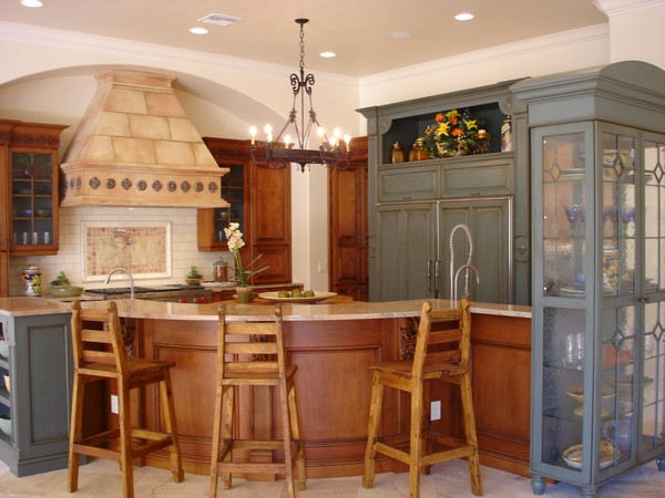 Traditional Spanish-style kitchen bar with wooden bar chairs that make this kitchen appear warm and cozy