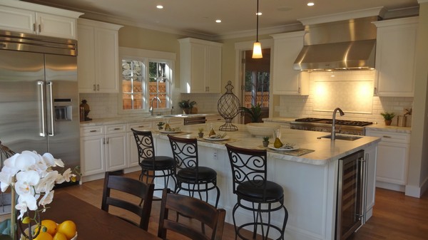 Casual Spanish-style kitchen with upholstered bronze chairs