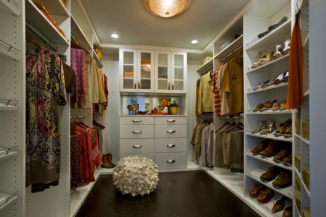Recessed in-ceiling lighting lights up this women’s closet perfectly