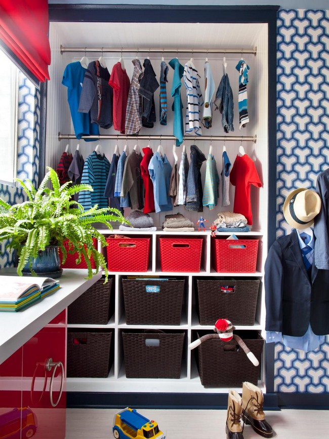 Blue wallpaper blends in perfectly with the red décor, setting a lively atmosphere