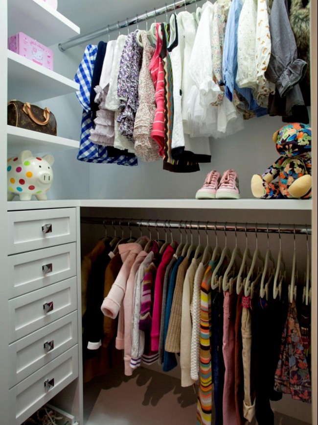 Bright and colorful décor for a young girl’s closet