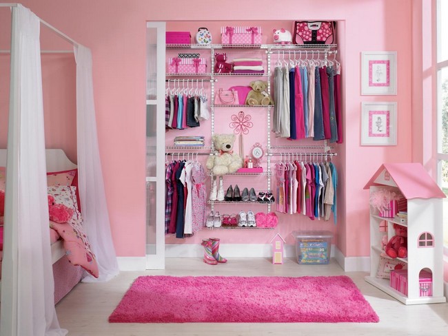  Colorful pink closet that matches the décor of the bedroom, creating a uniform and organized look