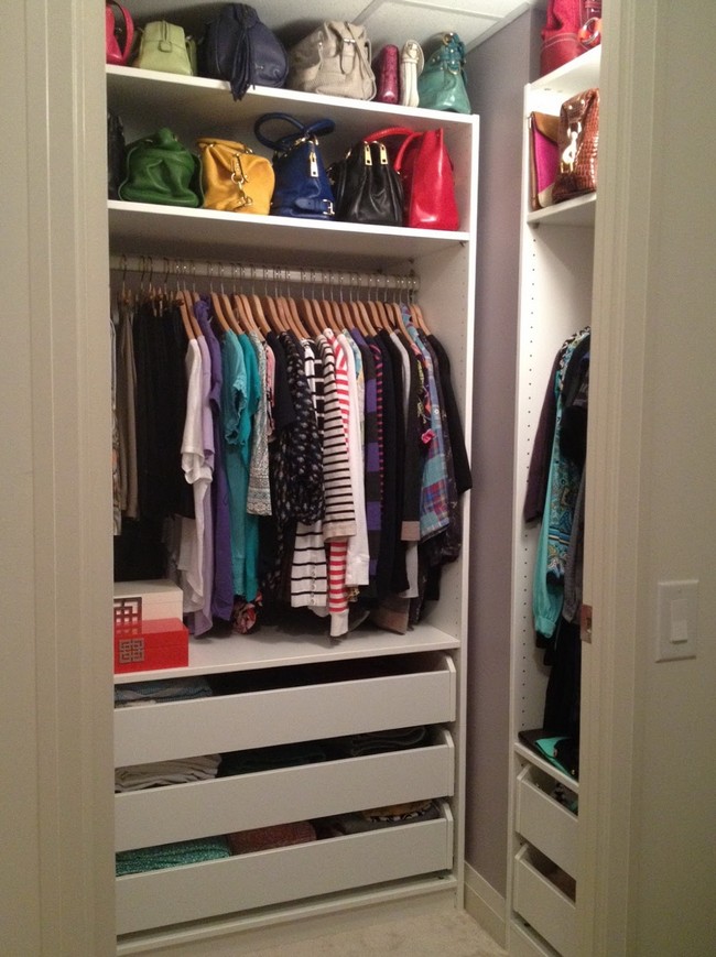 Nearly organized lady’s closet with a row for handbags and clothes, creating a uniform look
