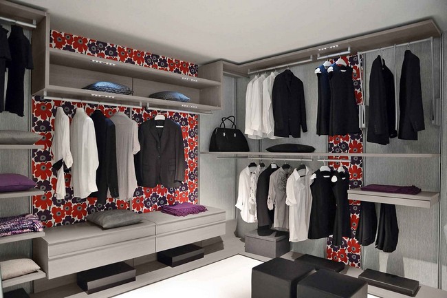 Airy and spacious walk-in-closet without clutter makes, creating a vibrant and visually appealing look