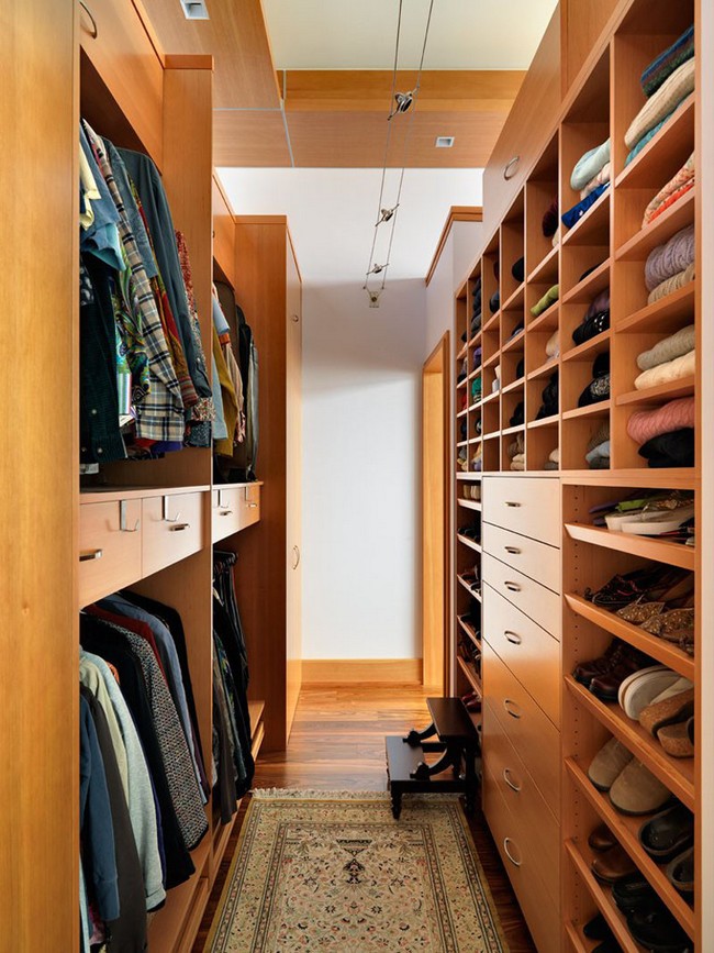 Medium-sized men’s closet, designed by neatly pairing hardwood drawers with shelves, creating a clean-cut look