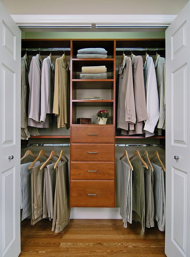 Small minimalist men’s closet