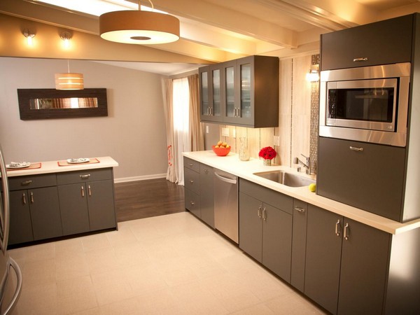 Minimalist kitchen design that utilizes the flooded lighting concept
